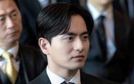 Yoon Seok-hun observes Hyo-min (Image via Instagram @jtbcdrama)